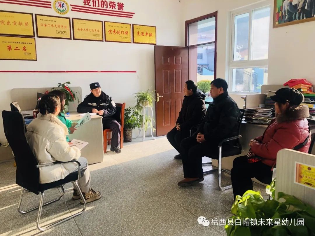 【冬季行動】把好校車安全關(guān) 護航幼兒平安路 圖片