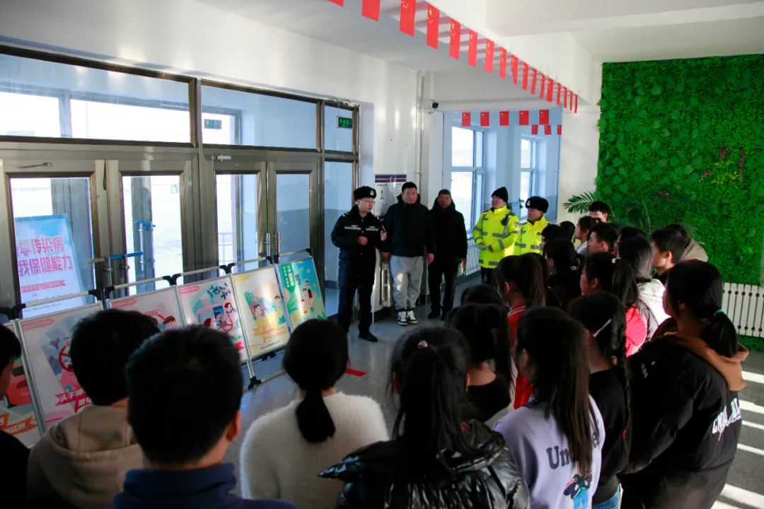 文明交通 你我同行 | 黑河交警扎緊校車安全關口 保障學生出行安全 圖片