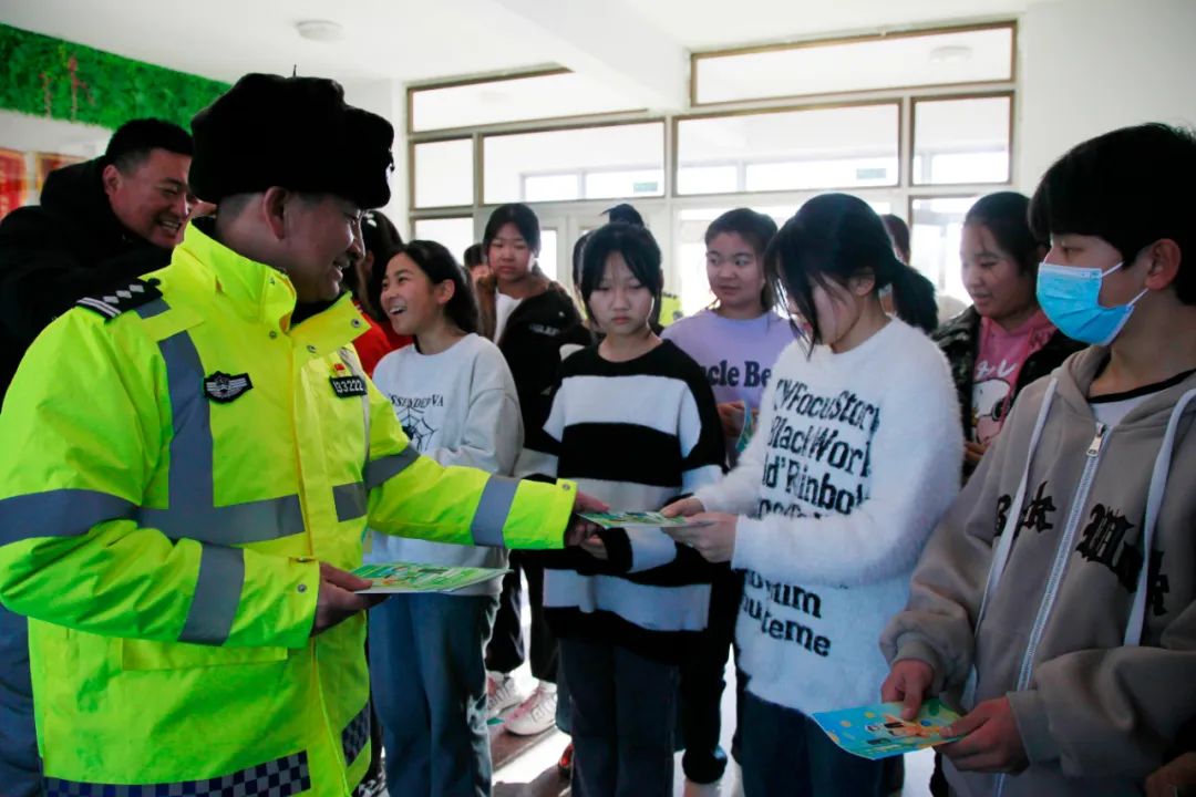 文明交通 你我同行 | 黑河交警扎緊校車安全關口 保障學生出行安全 圖片