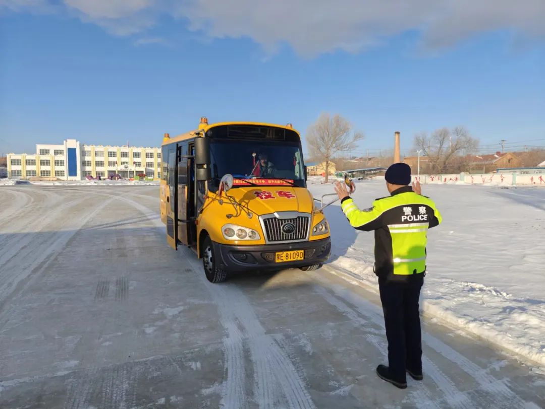 筑牢祖國北疆安全穩定屏障百日攻堅 | 扎賚諾爾公安分局交警開展校車安全大檢查 筑牢護學平安路 圖片