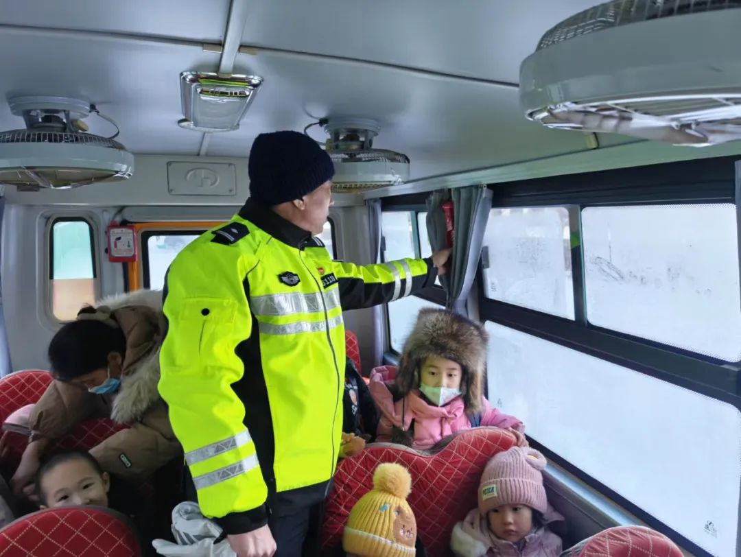筑牢祖國北疆安全穩定屏障百日攻堅 | 扎賚諾爾公安分局交警開展校車安全大檢查 筑牢護學平安路 圖片