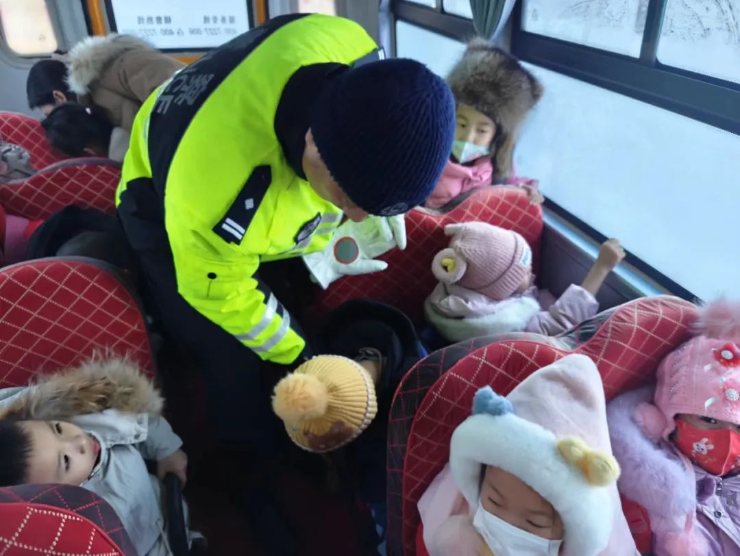 筑牢祖國北疆安全穩定屏障百日攻堅 | 扎賚諾爾公安分局交警開展校車安全大檢查 筑牢護學平安路 圖片