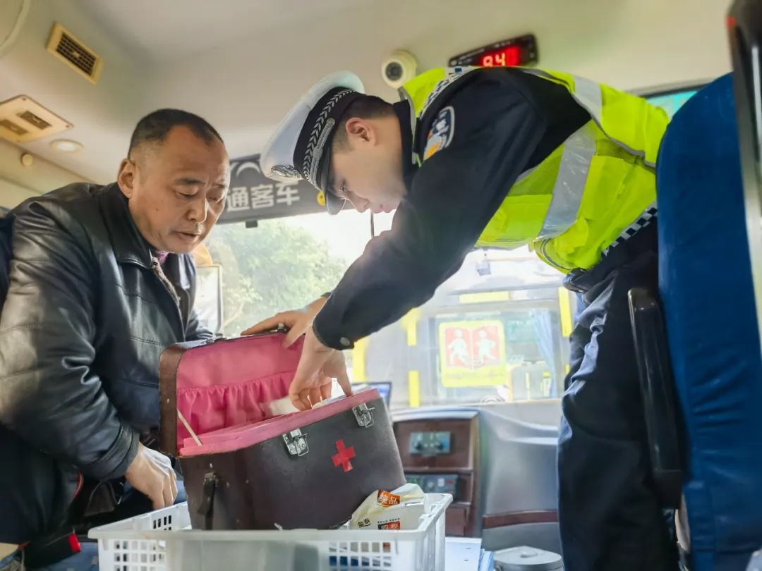 銅梁公安:嚴把校車“體檢關”全力護航上學路 圖片