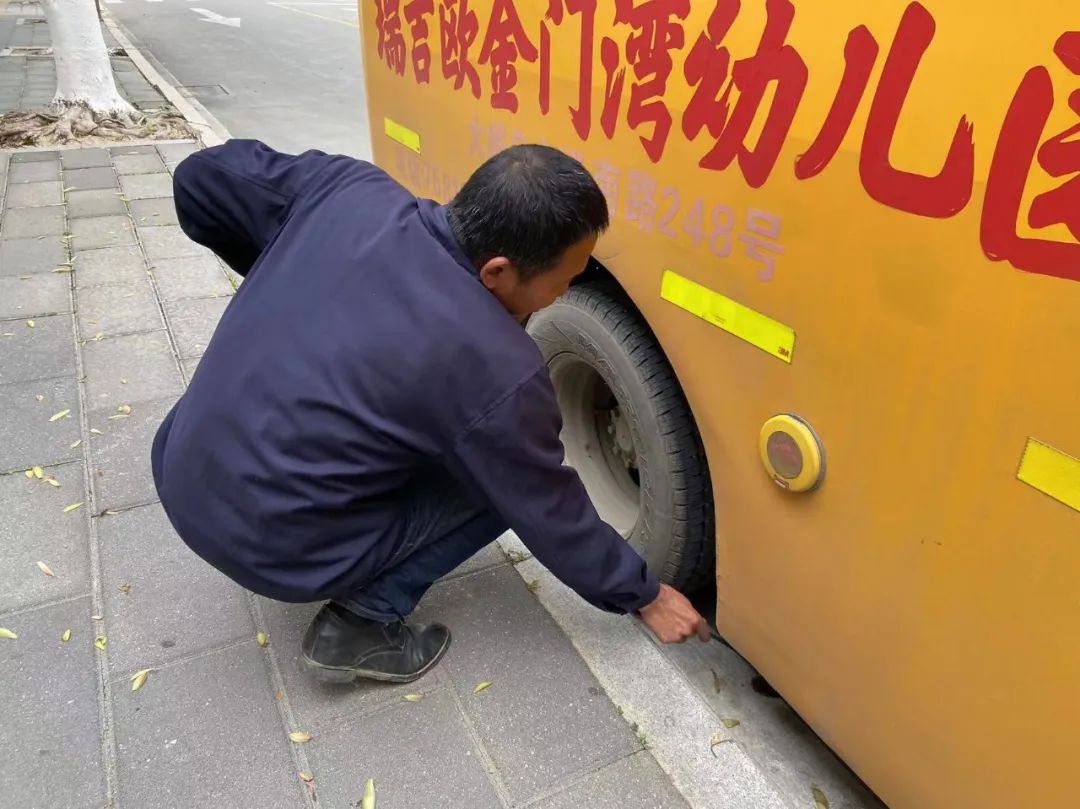 【安全童行】“為愛護(hù)航 校車安全伴我行”——金門灣幼兒園2024年校車應(yīng)急逃生演練