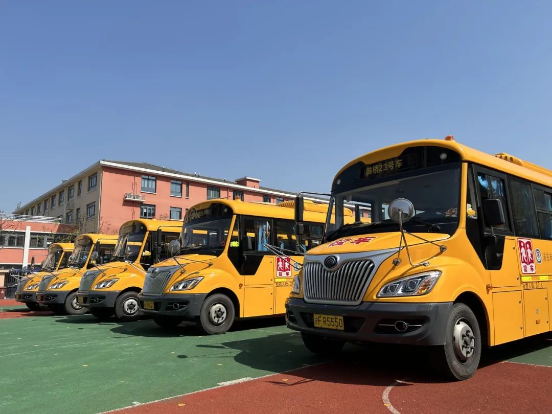 校車安全不松懈,平安乘車伴我行 校車安全不松懈,平安乘車伴我行