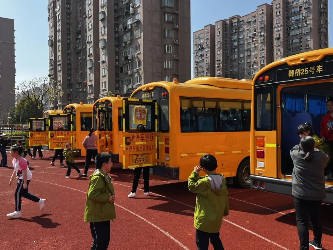 校車安全不松懈,平安乘車伴我行 圖片