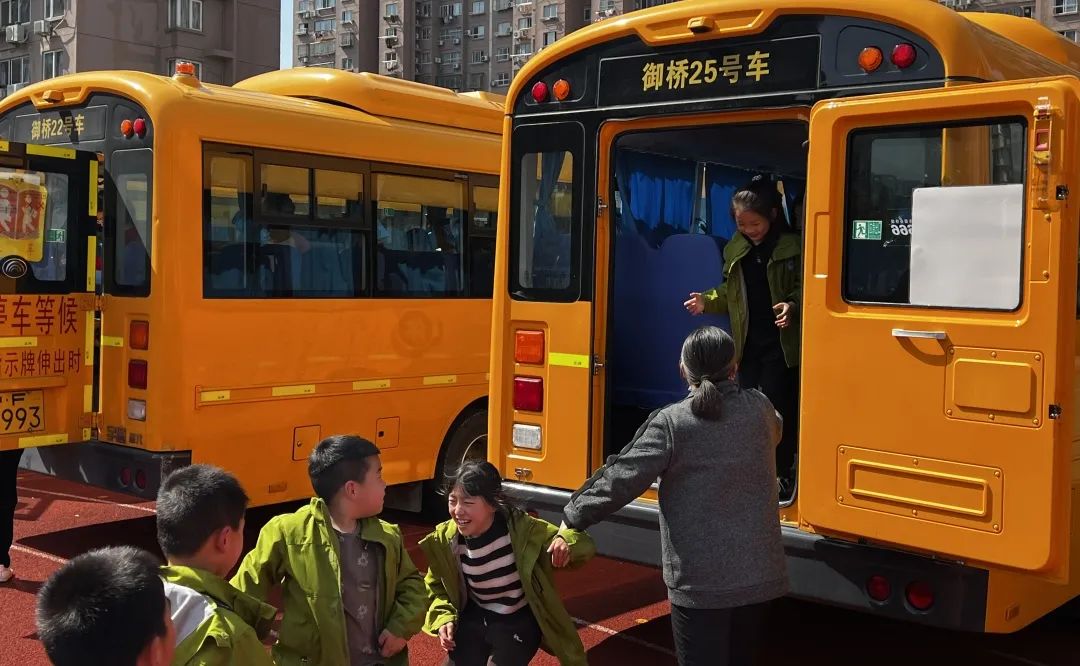校車安全不松懈,平安乘車伴我行 校車安全不松懈,平安乘車伴我行