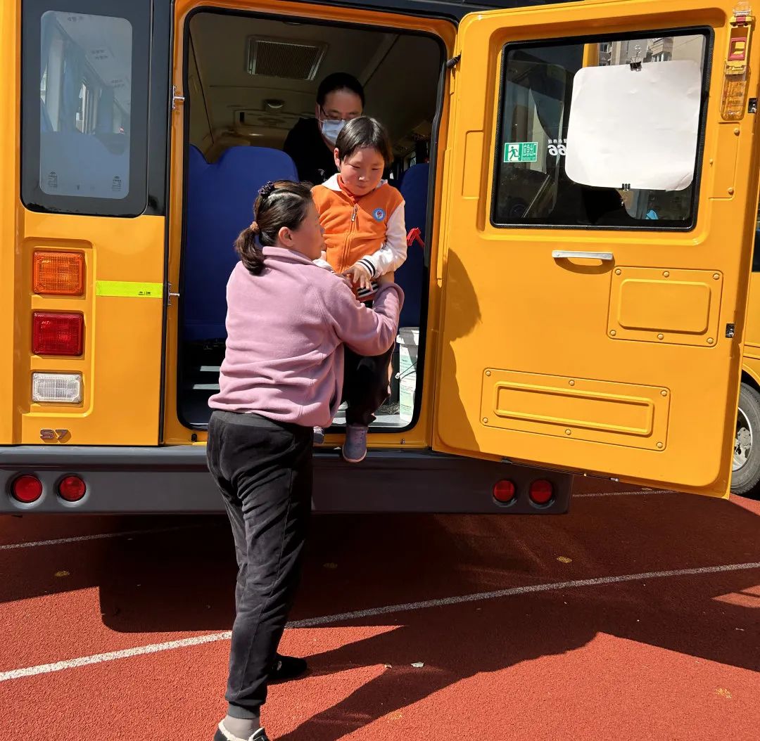 校車安全不松懈,平安乘車伴我行 校車安全不松懈,平安乘車伴我行