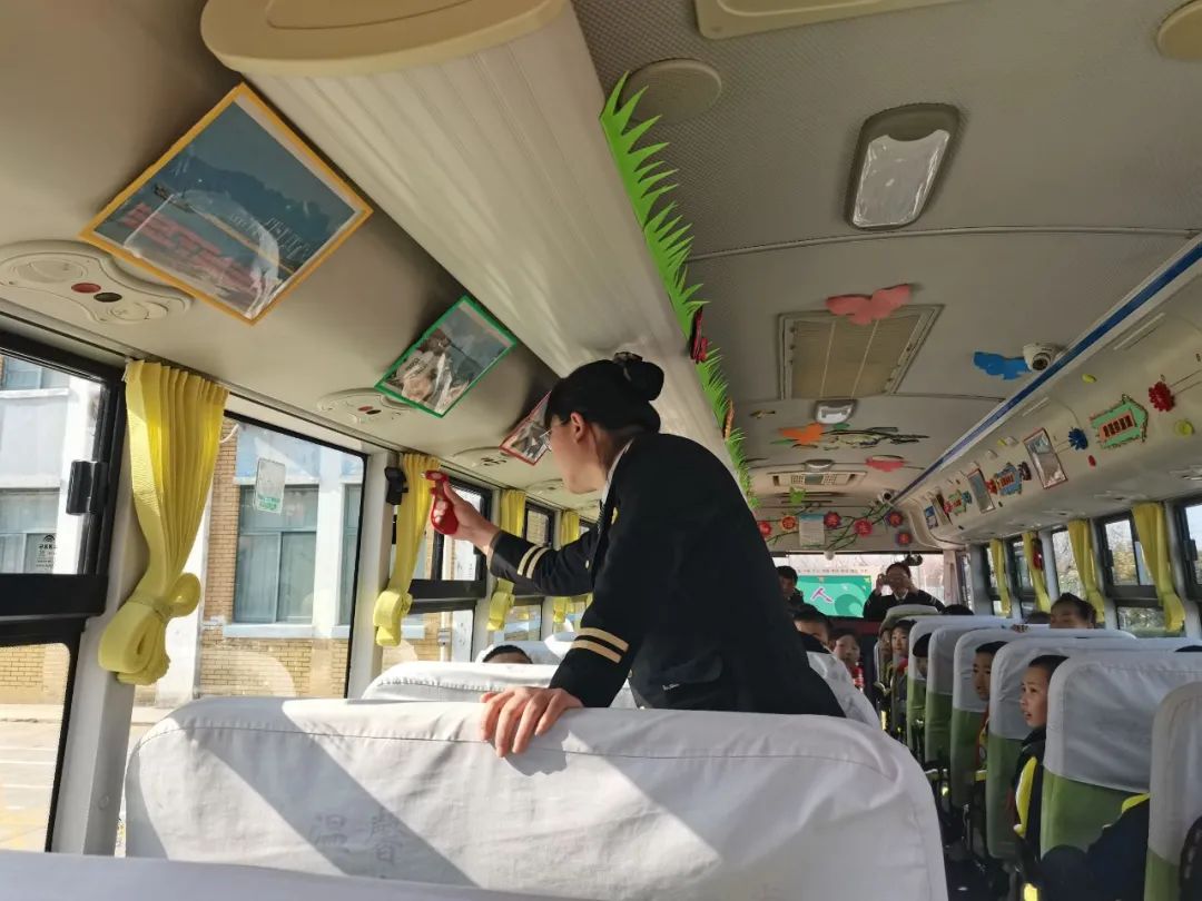 校車演練不松懈，安全意識筑心間——王家樓小學開展校車應急疏散演練活動