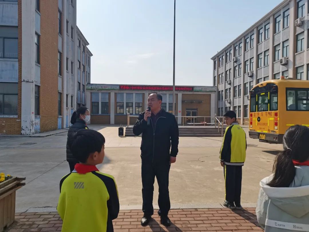 校車演練不松懈，安全意識筑心間——王家樓小學開展校車應急疏散演練活動