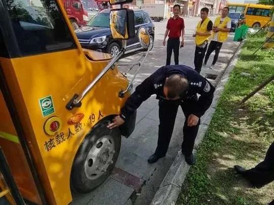 云夢交警聯合交通部門開展校車安全大檢查及警示教育活動/ 圖片