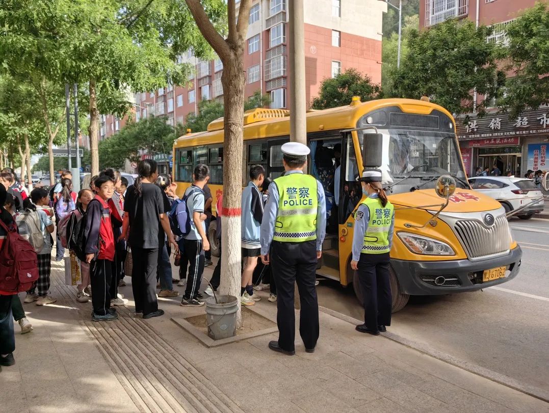 安塞公安交警▏強化校車安全“大檢查”,擰緊校車出行“安全閥” 安塞公安交警▏強化校車安全“大檢查”,擰緊校車出行“安全閥”