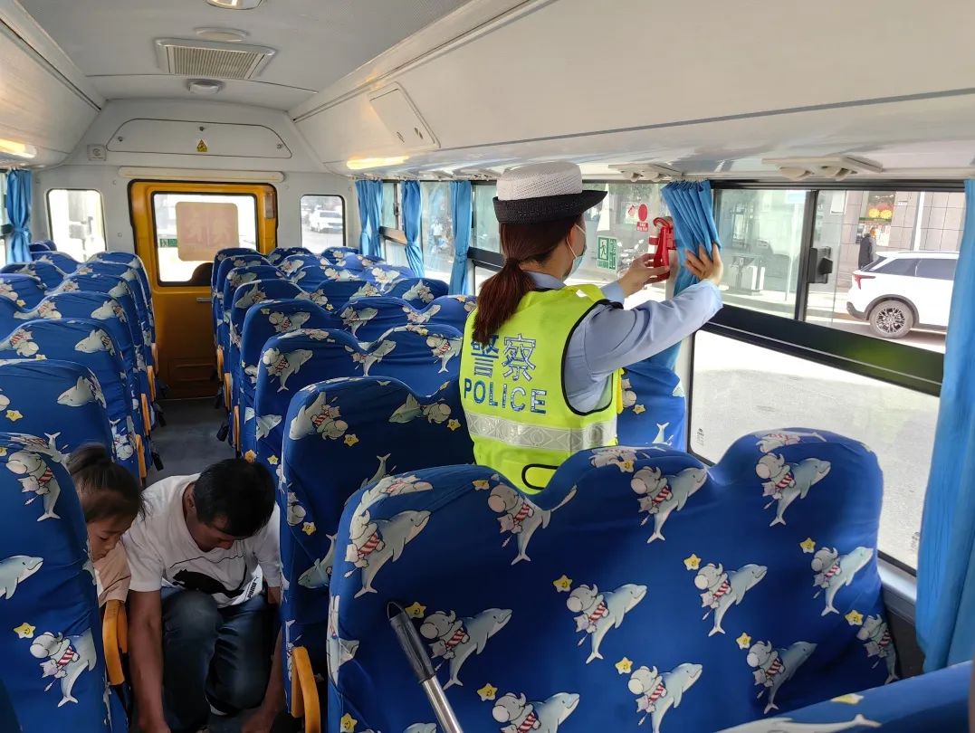 安塞公安交警▏強化校車安全“大檢查”,擰緊校車出行“安全閥” 安塞公安交警▏強化校車安全“大檢查”,擰緊校車出行“安全閥”