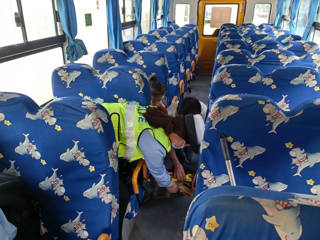 安塞公安交警▏強化校車安全“大檢查”,擰緊校車出行“安全閥” 安塞公安交警▏強化校車安全“大檢查”,擰緊校車出行“安全閥”