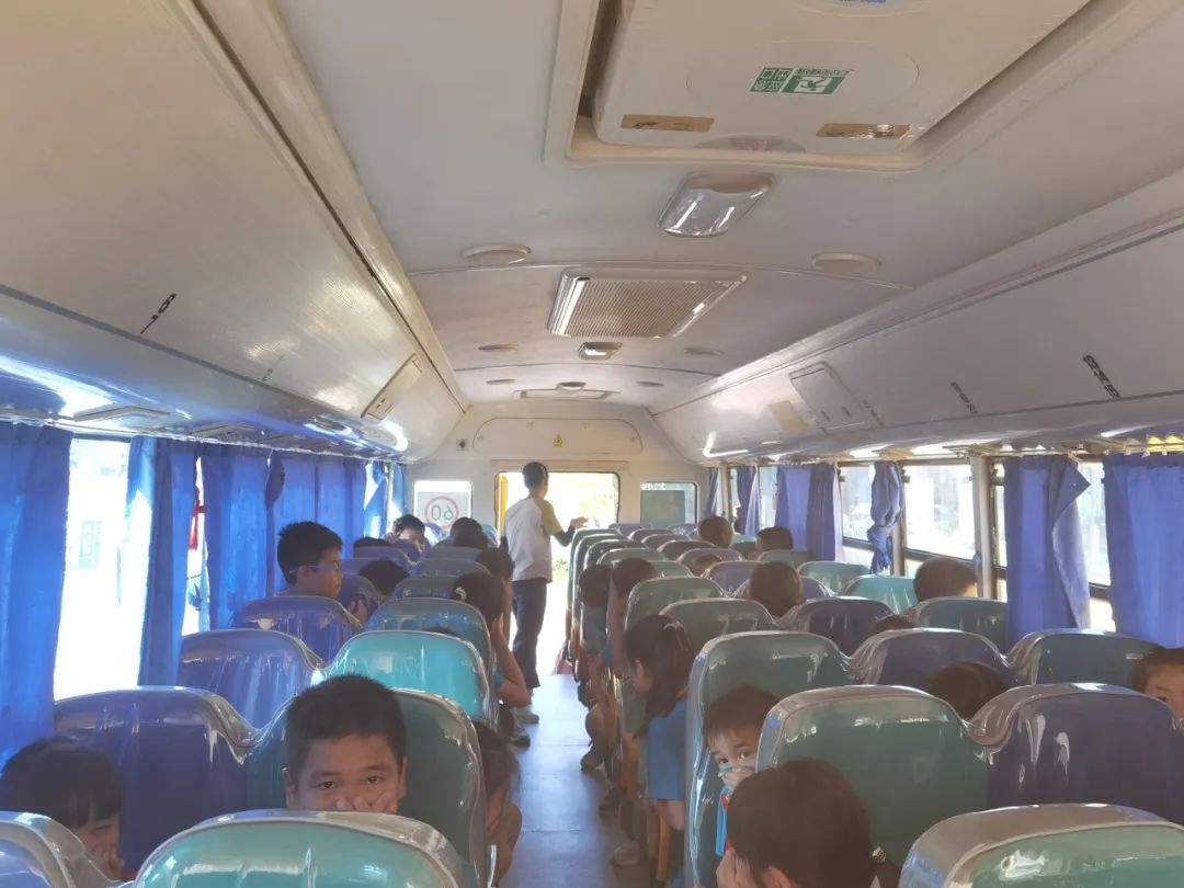 新平小學開展校車應急疏散演練/ 新平小學開展校車應急疏散演練