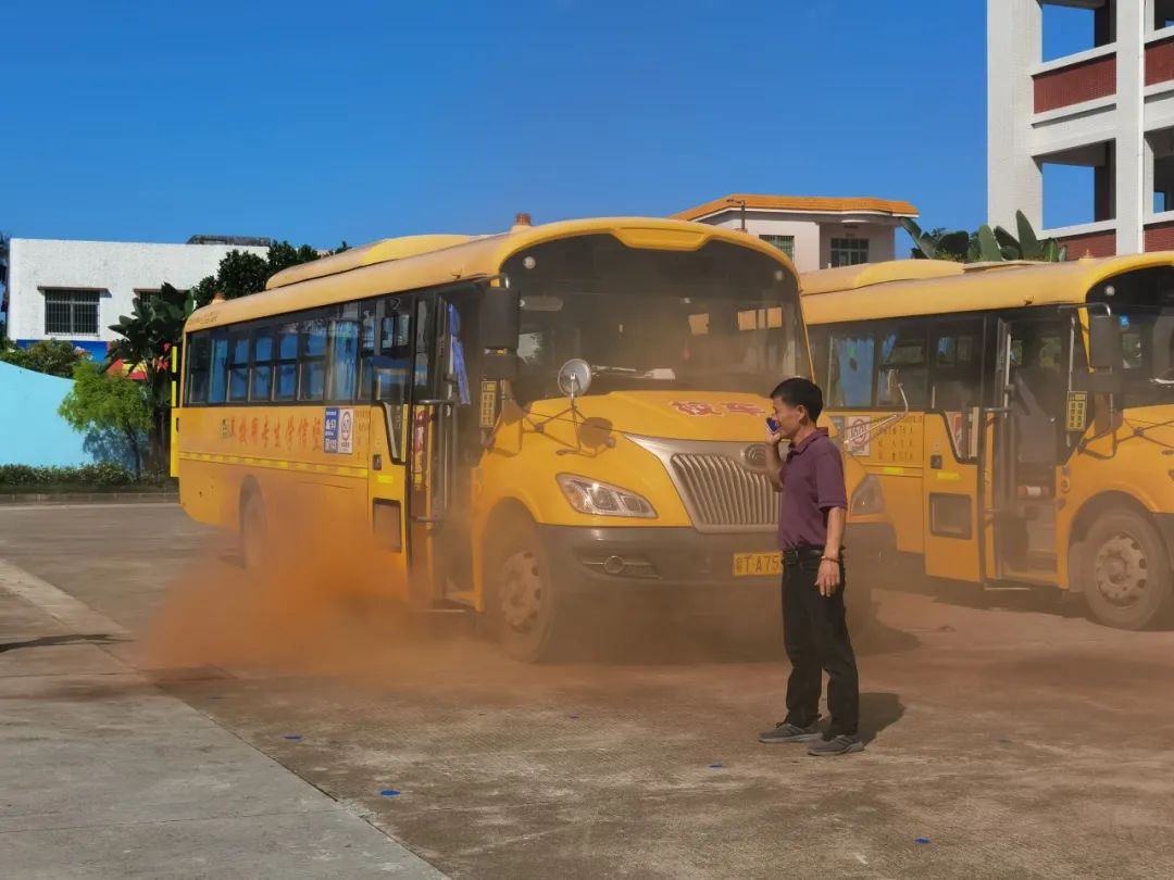 新平小學開展校車應急疏散演練/ 新平小學開展校車應急疏散演練
