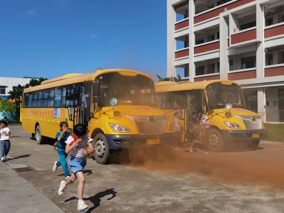 新平小學開展校車應急疏散演練/ 新平小學開展校車應急疏散演練