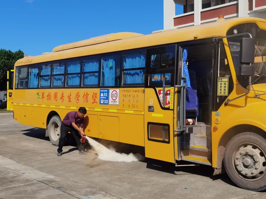 新平小學開展校車應急疏散演練/ 新平小學開展校車應急疏散演練