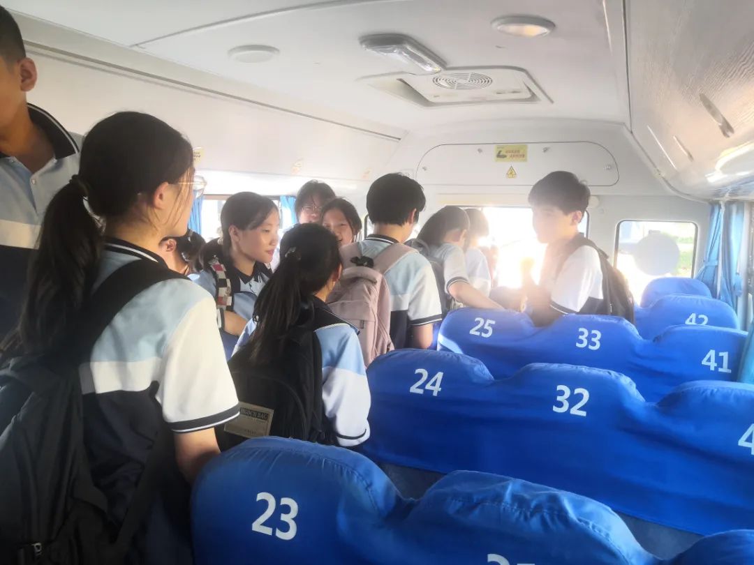 辦人民滿意教育|安全乘校車，平安伴我行——威海市愛山實驗學校開展校車應急演練