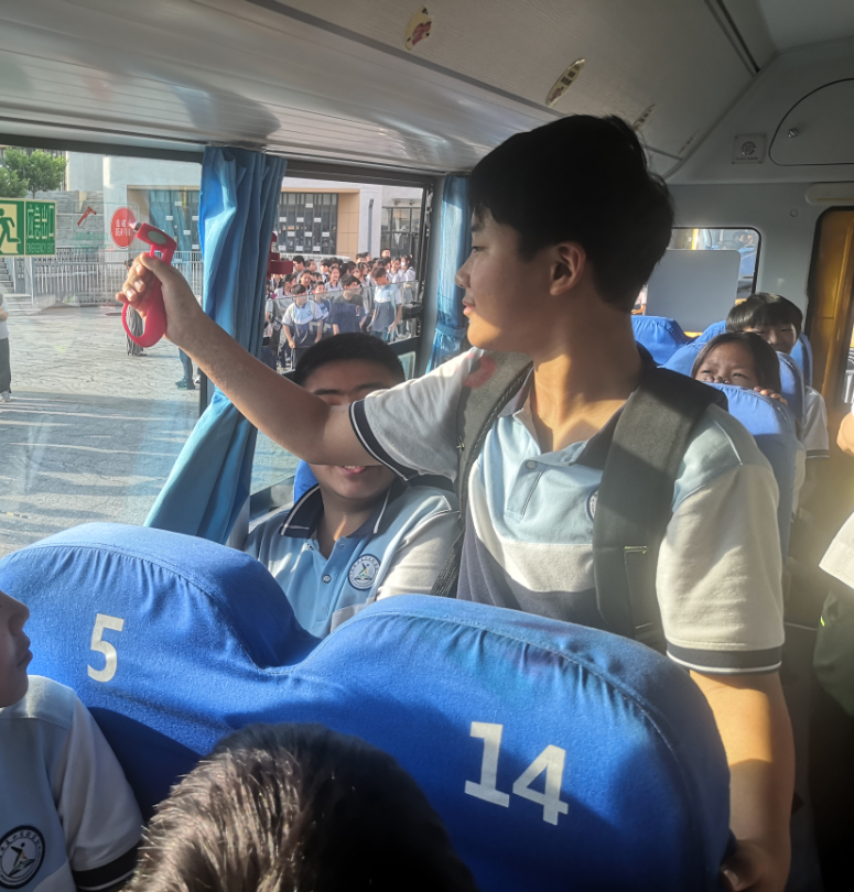 辦人民滿意教育|安全乘校車，平安伴我行——威海市愛山實驗學校開展校車應急演練