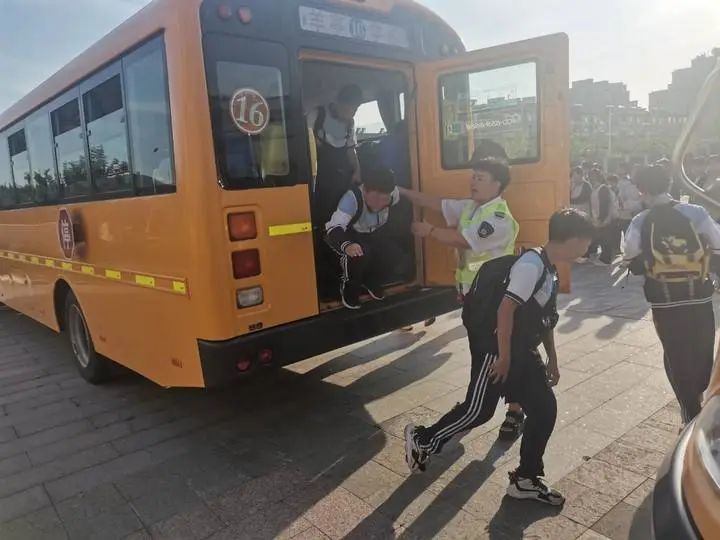 辦人民滿意教育|安全乘校車，平安伴我行——威海市愛山實驗學校開展校車應急演練