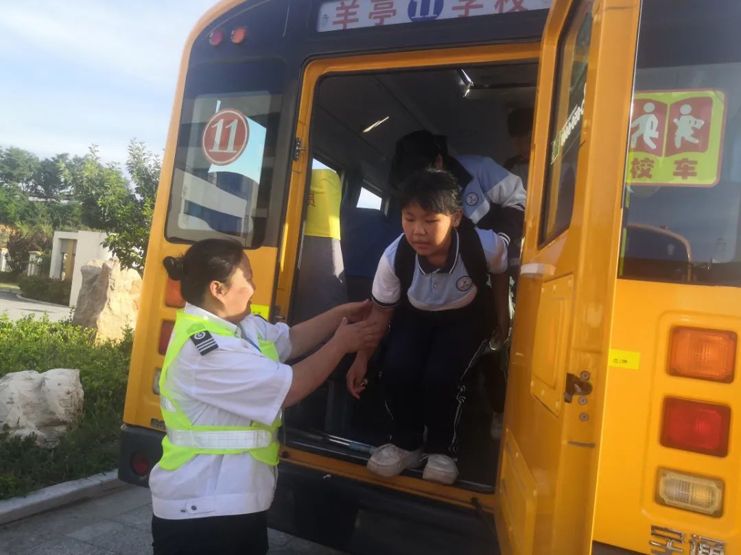 辦人民滿意教育|安全乘校車，平安伴我行——威海市愛山實驗學校開展校車應急演練