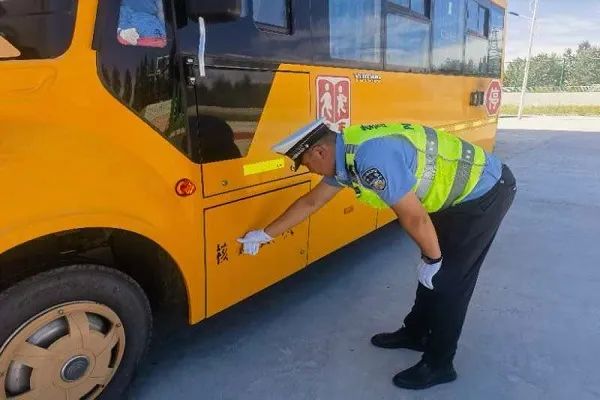 護航學子路|嚴查校車安全行——吉木乃交警持續開展校車安全大檢查 圖片