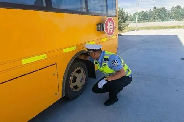 護航學子路|嚴查校車安全行——吉木乃交警持續開展校車安全大檢查 圖片