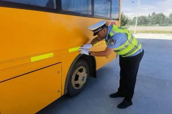 護航學子路|嚴查校車安全行——吉木乃交警持續開展校車安全大檢查 圖片