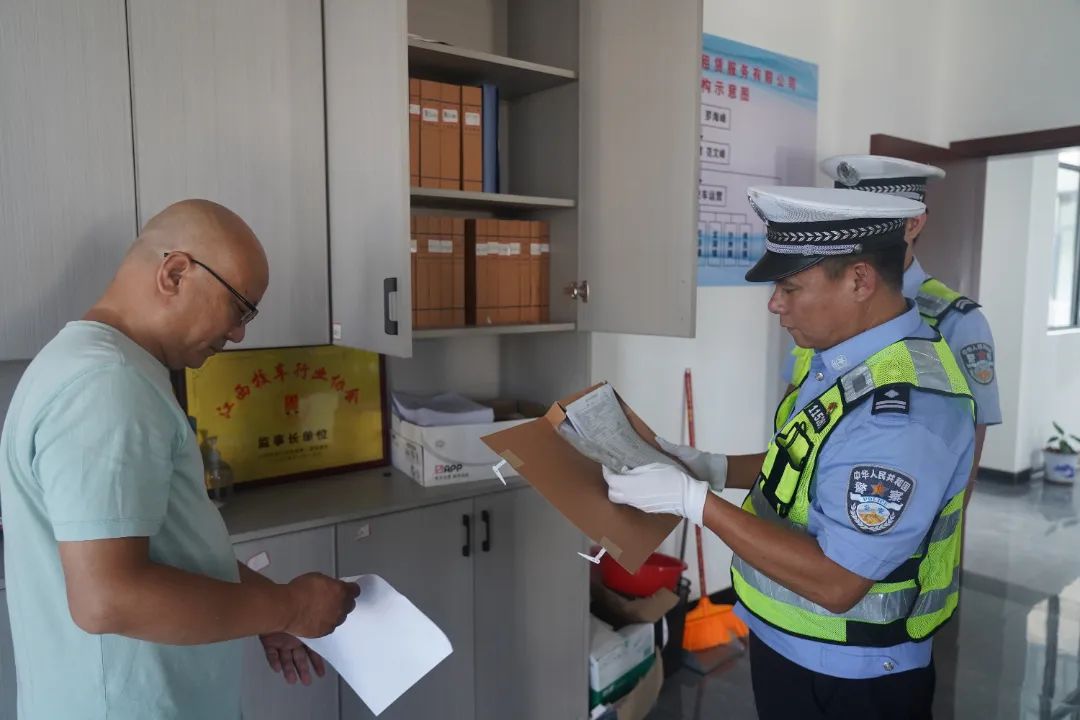 南城公安交警開展校車安全大檢查,擰緊“安全閥” 圖片