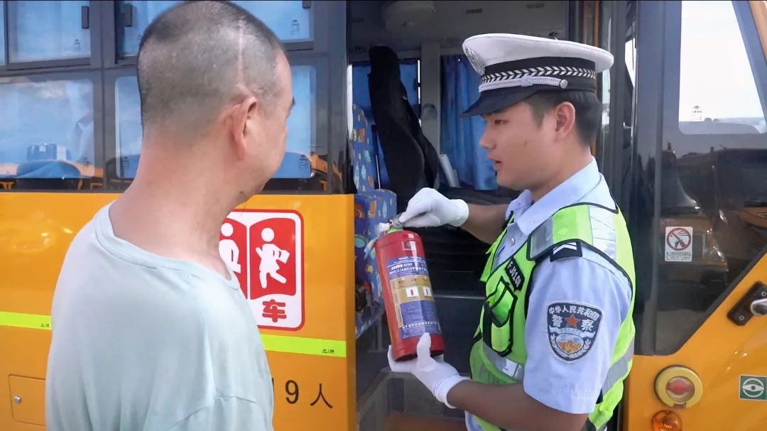 南城公安交警開展校車安全大檢查,擰緊“安全閥” 圖片