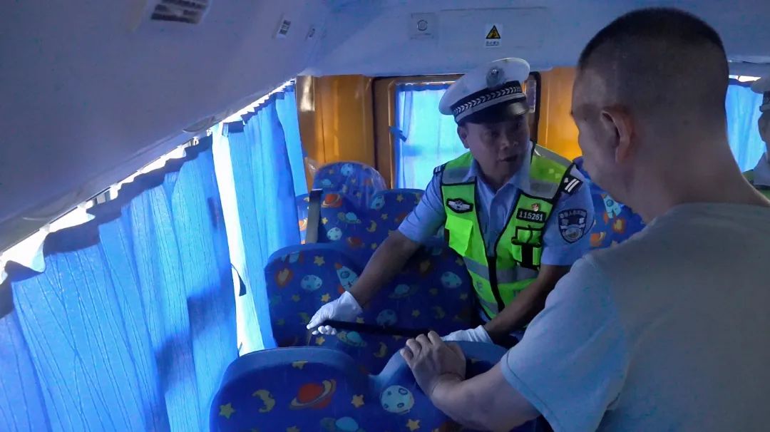 南城公安交警開展校車安全大檢查,擰緊“安全閥” 圖片