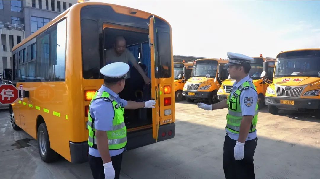 南城公安交警開展校車安全大檢查,擰緊“安全閥” 圖片