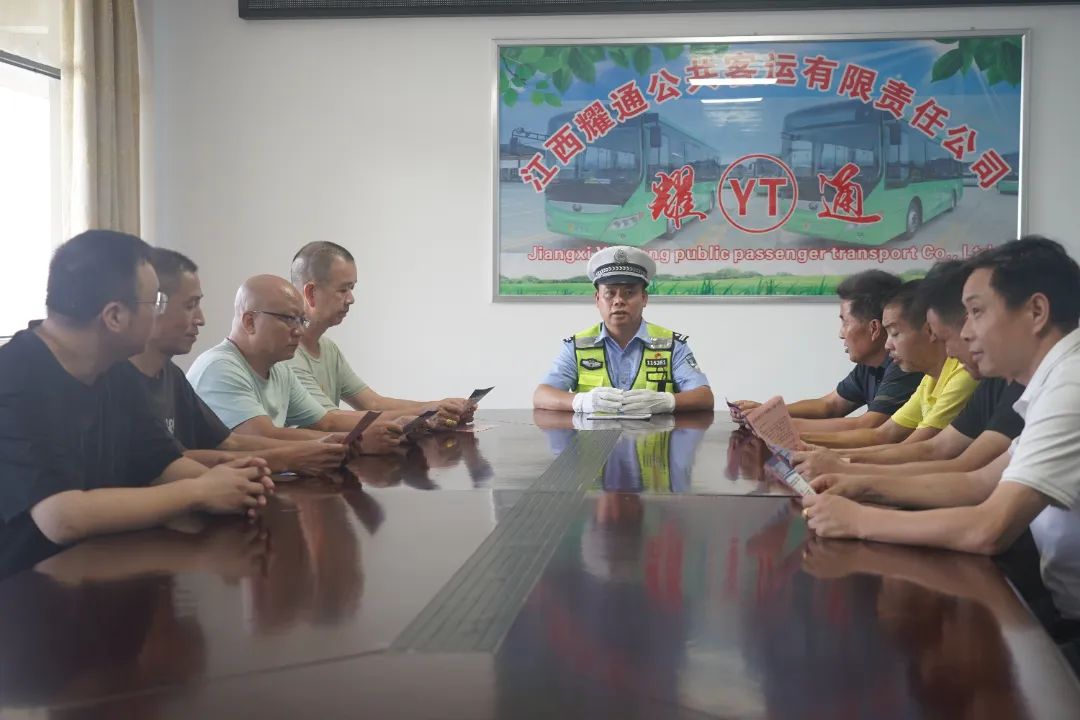 南城公安交警開展校車安全大檢查,擰緊“安全閥” 圖片