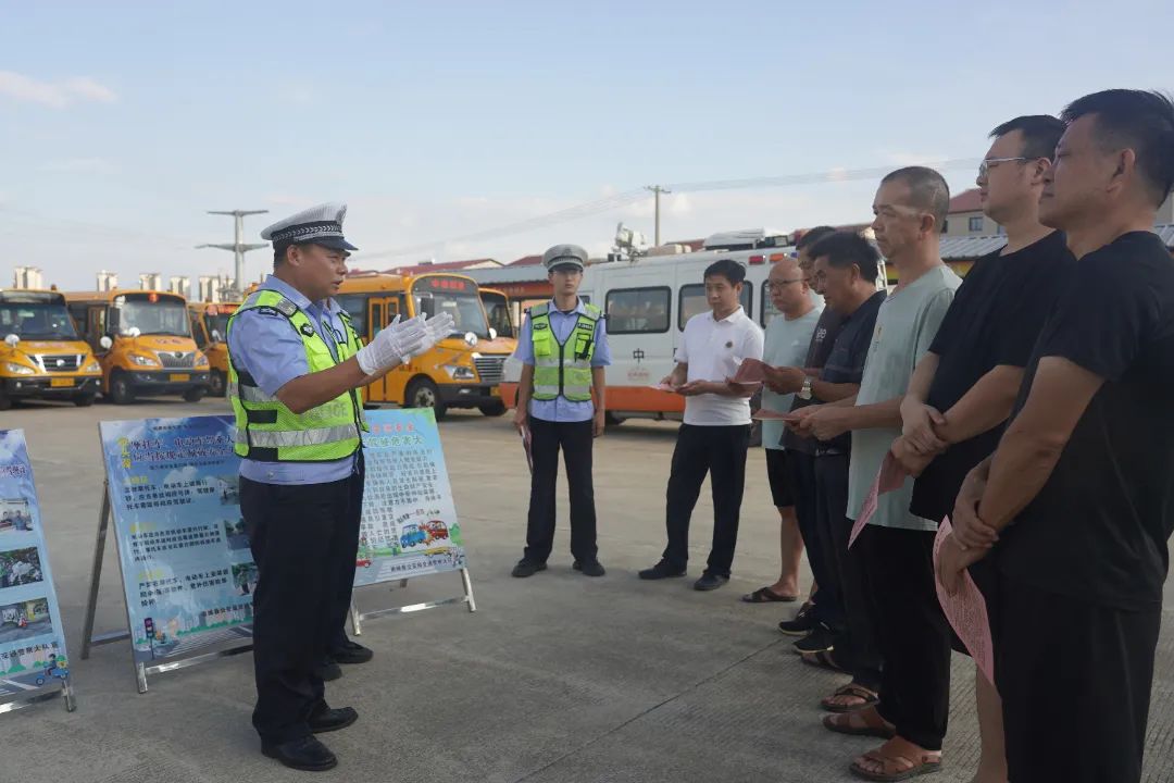 南城公安交警開展校車安全大檢查,擰緊“安全閥” 圖片