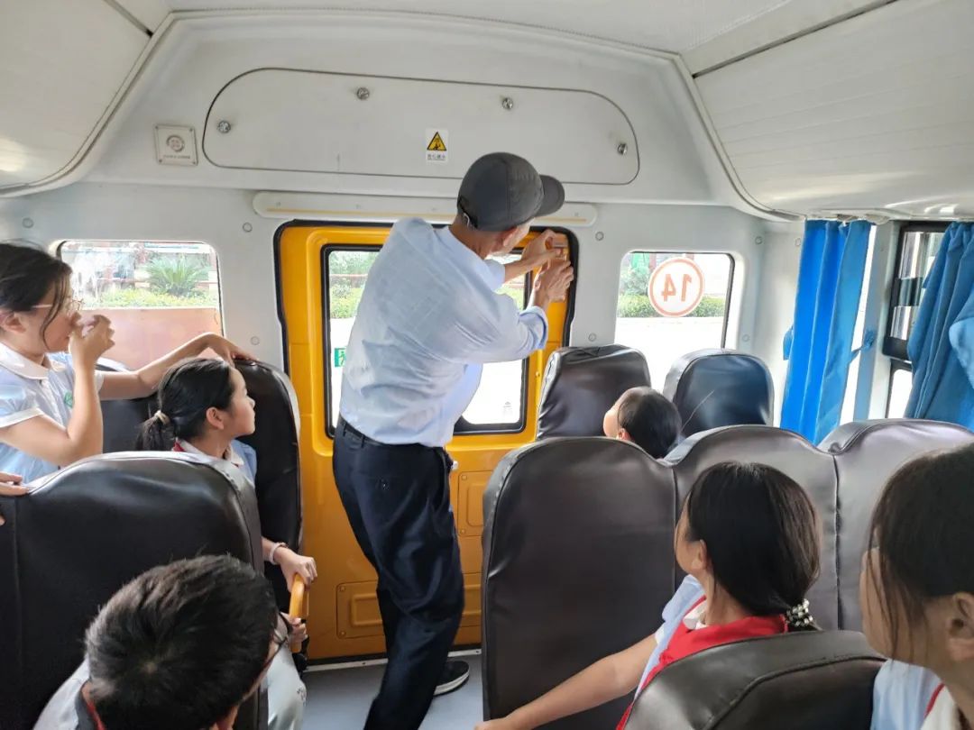 平安乘車 安全“童”行——白廟小學開展校車安全教育系列活動