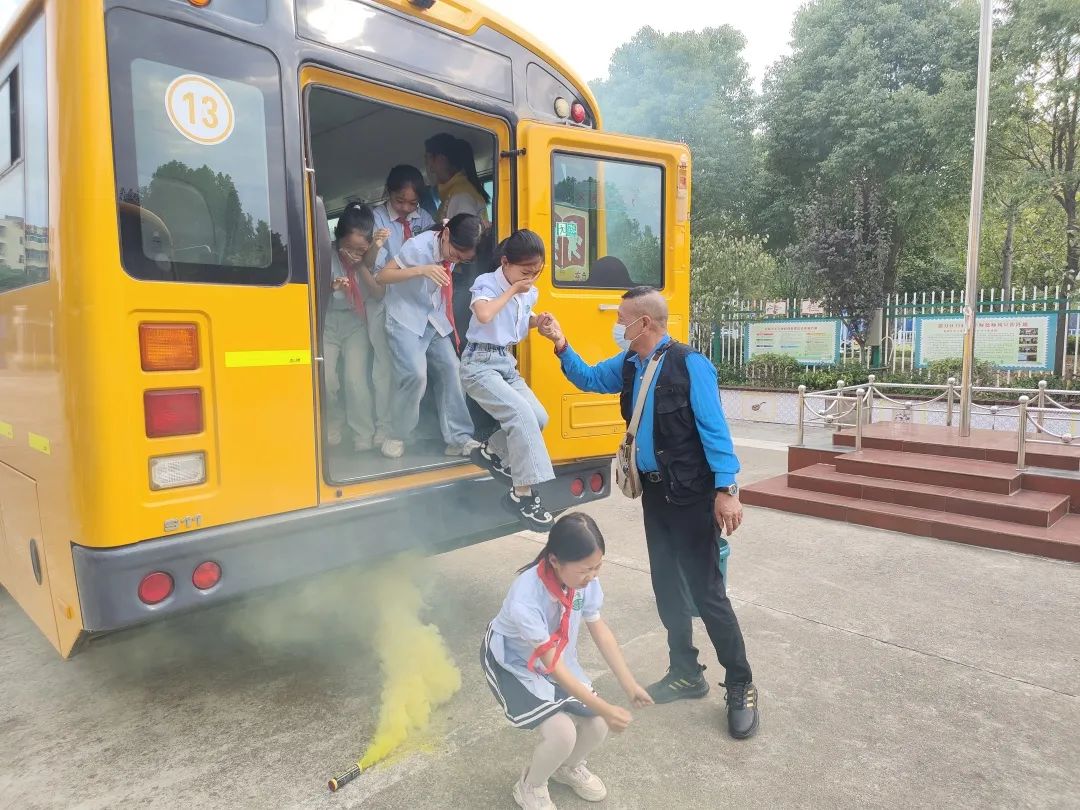 平安乘車 安全“童”行——白廟小學開展校車安全教育系列活動