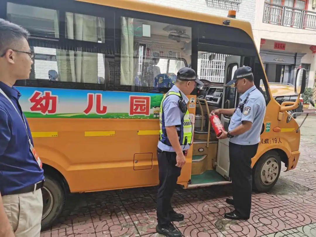 校車常“體檢” 孩子才安全丨萬寧公安交警聯合多部門開展校車安全隱患排查 圖片