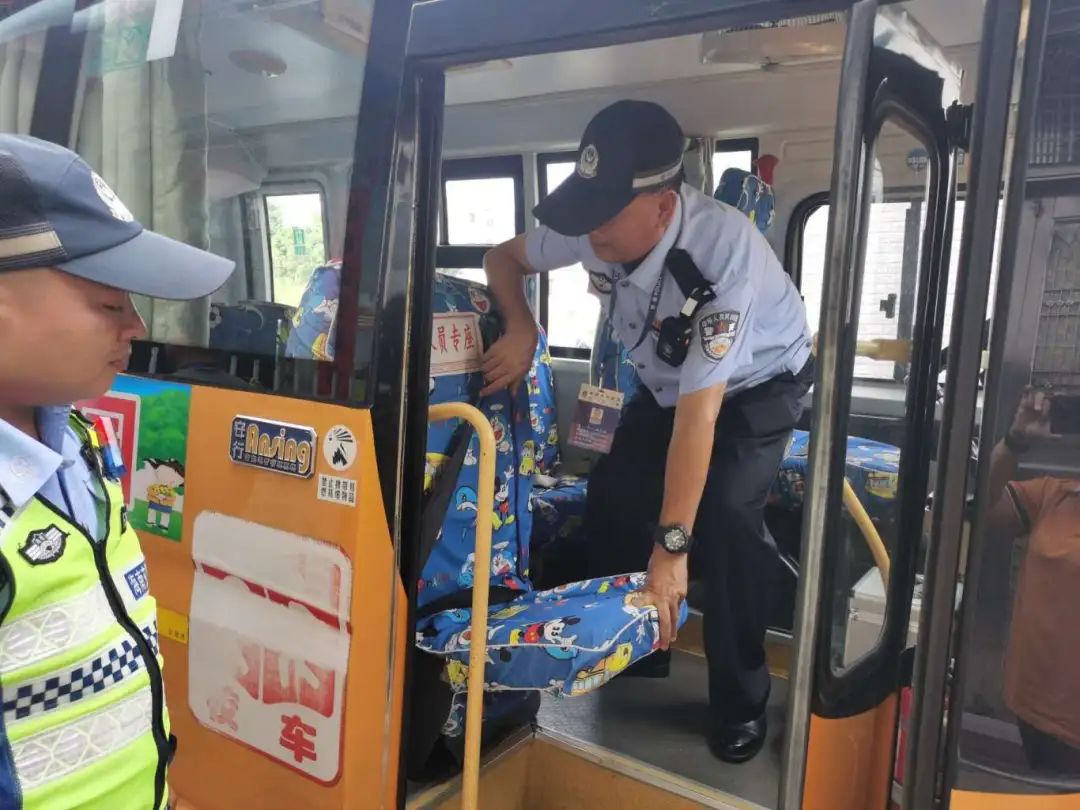 校車常“體檢” 孩子才安全丨萬寧公安交警聯合多部門開展校車安全隱患排查 圖片