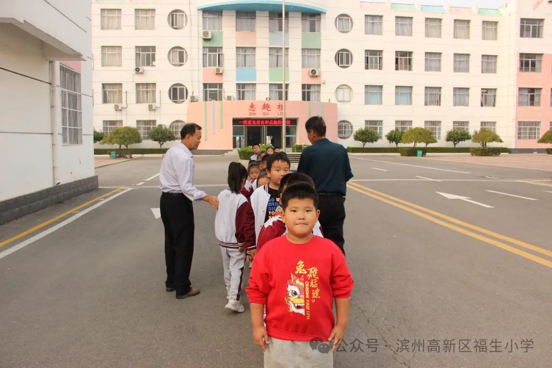 開展校車演練 筑牢安全防線--福生小學開展校車應急演練 圖片