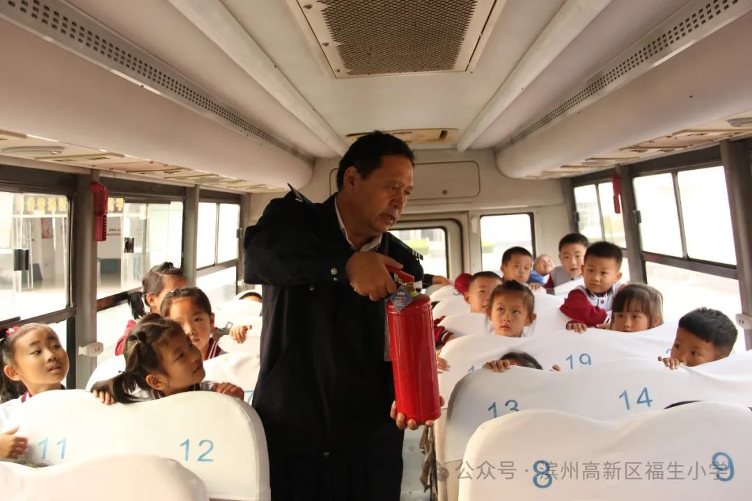 開展校車演練 筑牢安全防線--福生小學開展校車應急演練 圖片