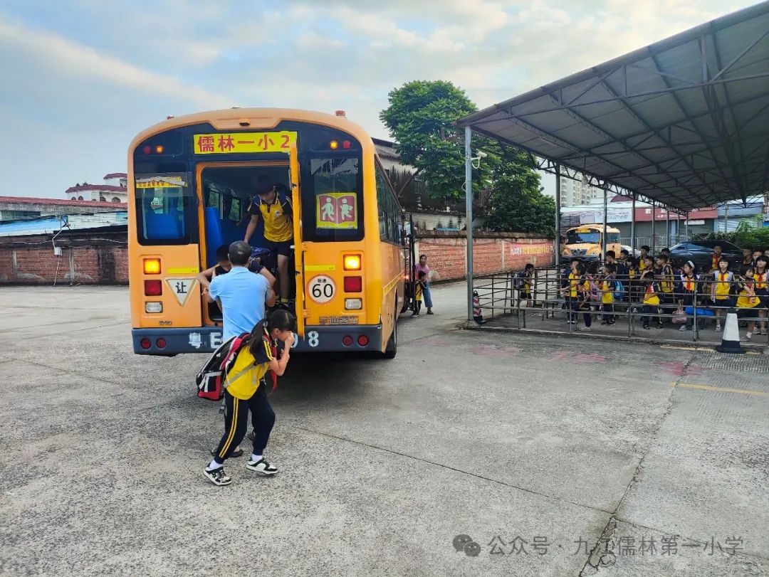 【陽光校園 活力一小】校車安全演練,為學(xué)生保駕護(hù)航 【陽光校園 活力一小】校車安全演練,為學(xué)生保駕護(hù)航