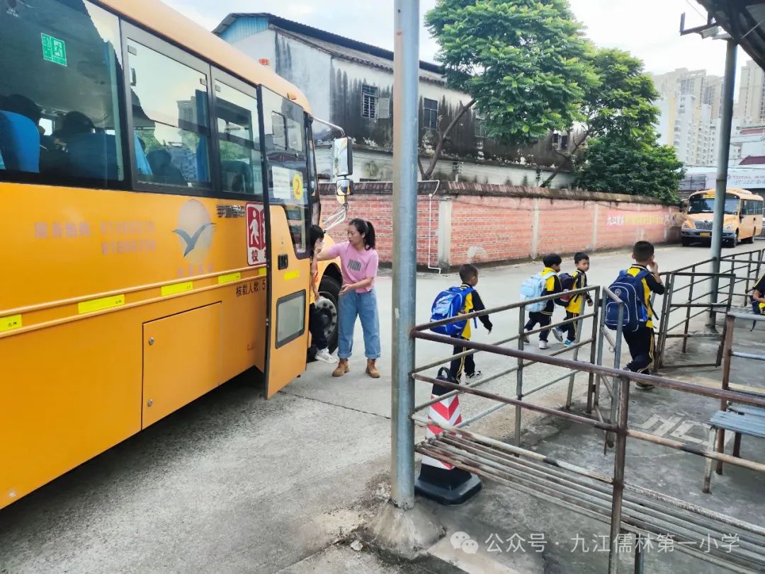 【陽光校園 活力一小】校車安全演練,為學(xué)生保駕護(hù)航 【陽光校園 活力一小】校車安全演練,為學(xué)生保駕護(hù)航