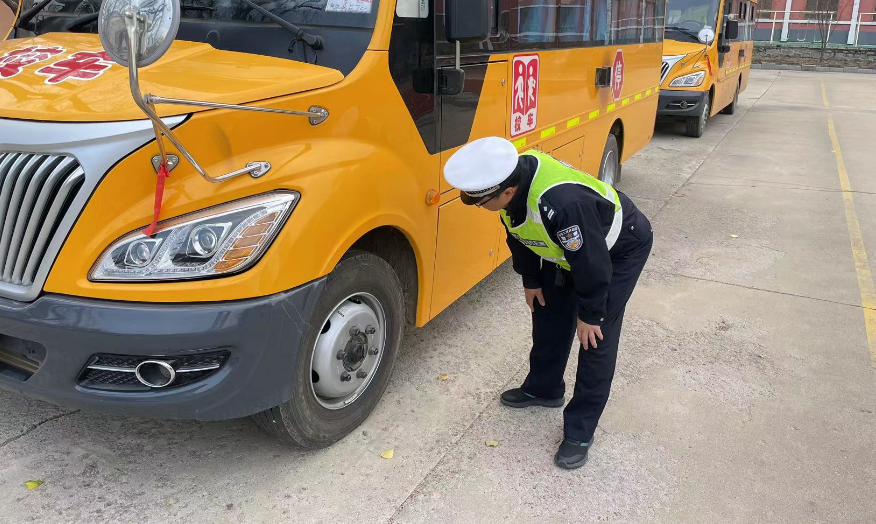 交巡警強化校車安全檢查筑牢初冬校車交通安全防線/ 圖片