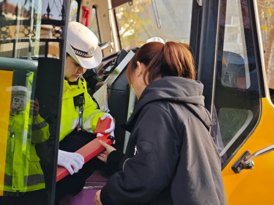 【文明交通 攜手共創】八師石河子交警開展校車安全大檢查 筑牢學生出行安全防線! 圖片