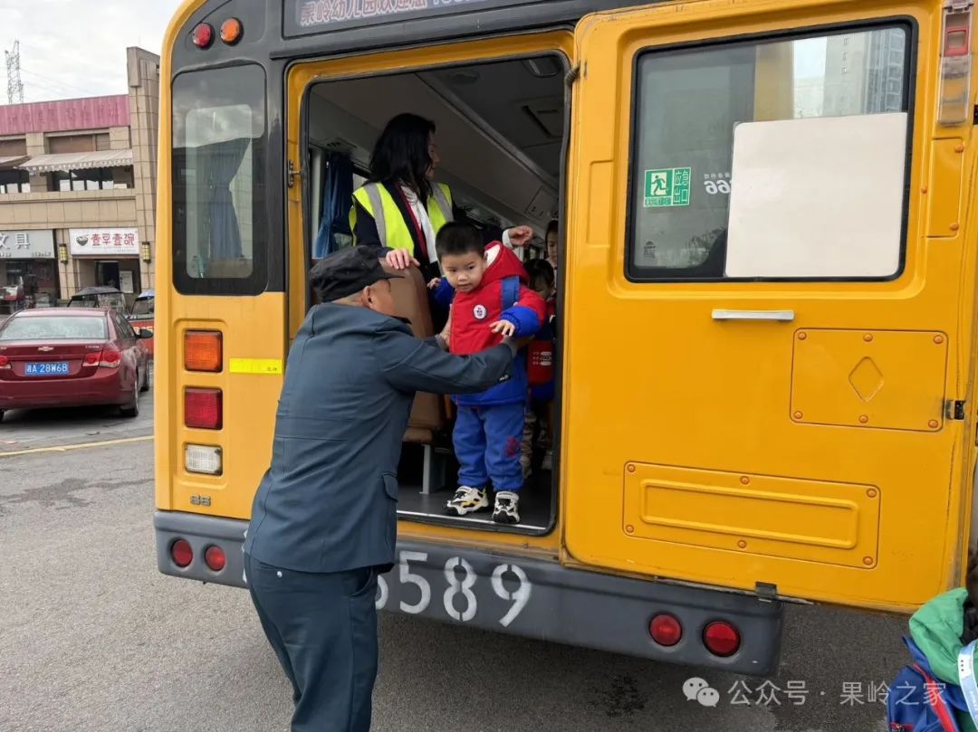 “ 校車安全始于心,防患未然始于行 ” 果嶺幼兒園校車安全演練 圖片
