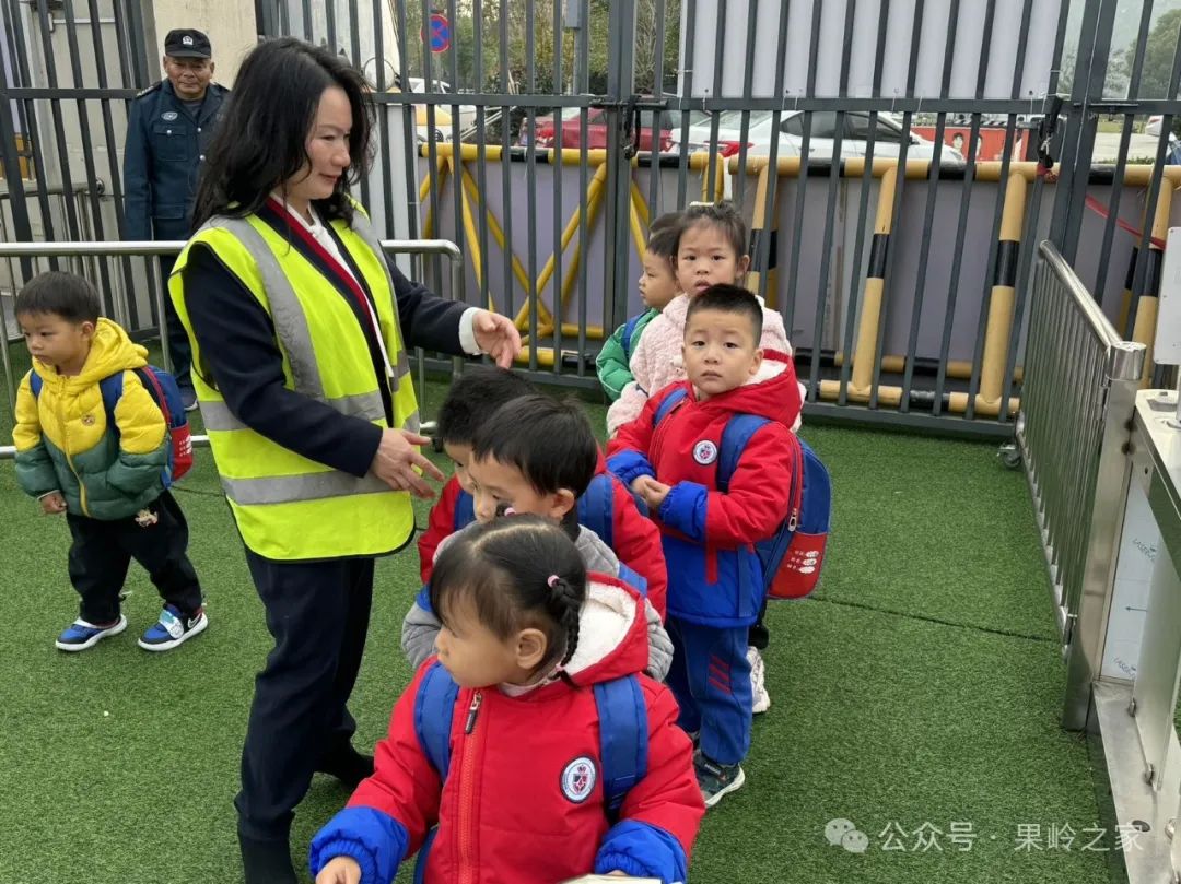 “ 校車安全始于心,防患未然始于行 ” 果嶺幼兒園校車安全演練 圖片