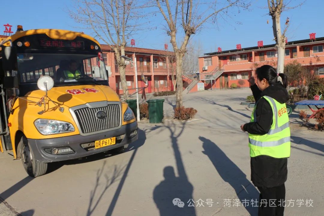 校車安全伴我行——北方學校開展校車安全應急演練 圖片