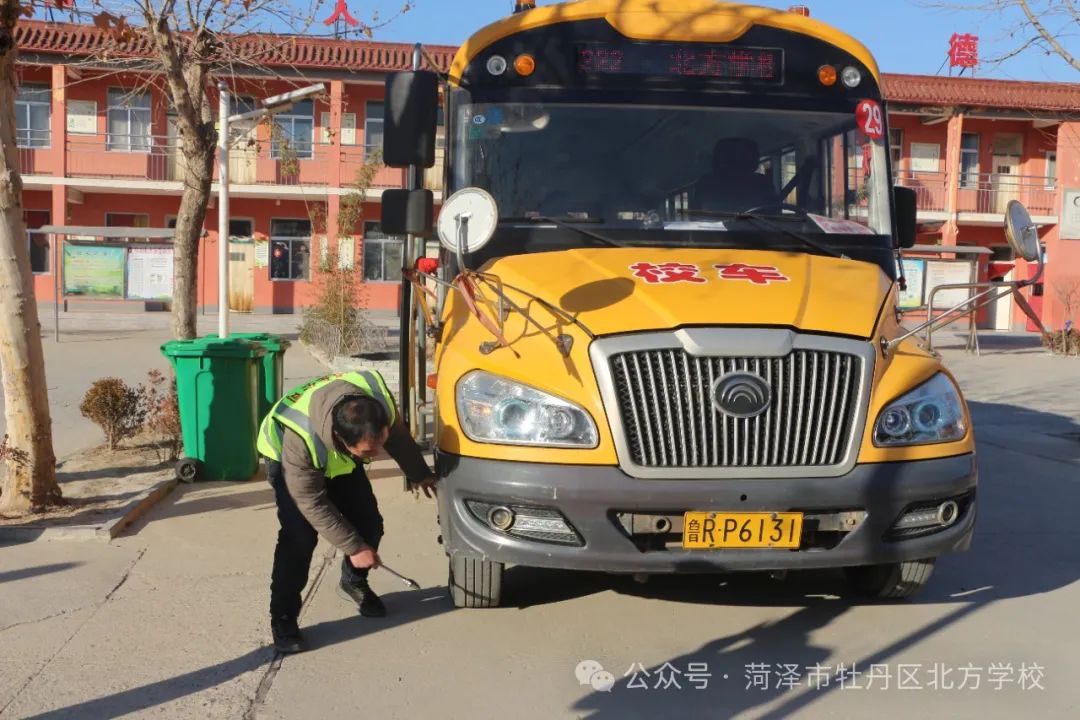 校車安全伴我行——北方學校開展校車安全應急演練 圖片