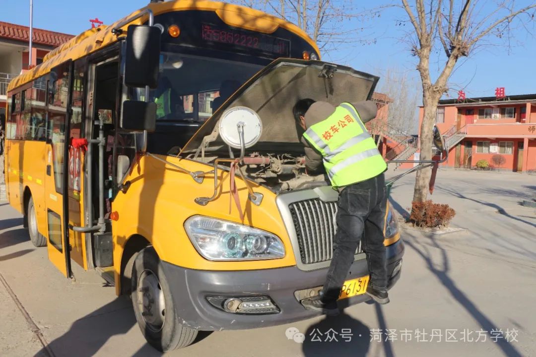 校車安全伴我行——北方學校開展校車安全應急演練 圖片
